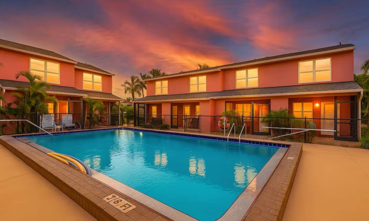 Truckland House | Beautiful Townhome Near Sanibel