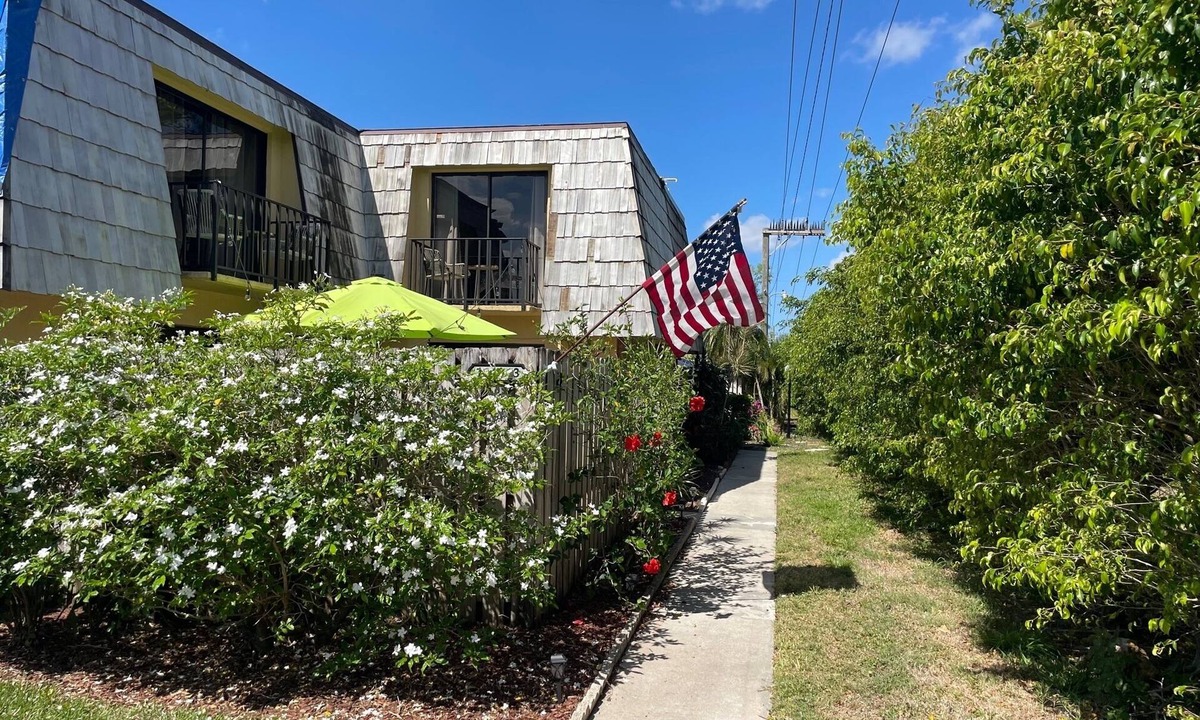 Biggar House | Beautiful Townhome with private patio/swimming pool and pet friendly !