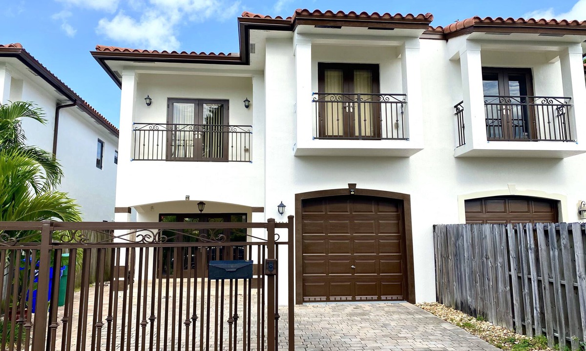Coral Way House | Beautiful Townhouse with private pool near Coconut Grove, Coral Gables, M. Bch