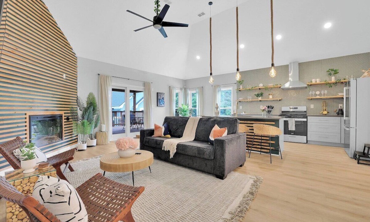 Rex House | Beautifully decorated and spacious home with a pool.