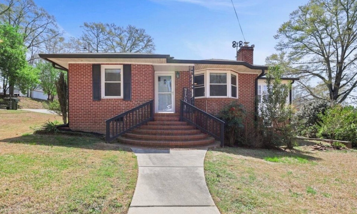 Hogansville House | Beautifully furnished 3-bed/1-bath house in downtown Hogansville for rent!