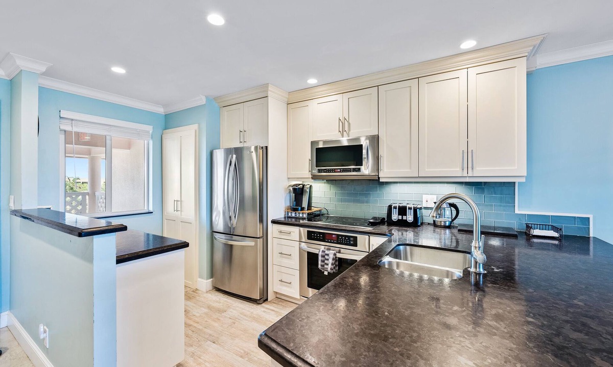 Jupiter Condo | Beautifully renovated top floor condo with lake view, minutes from the beach