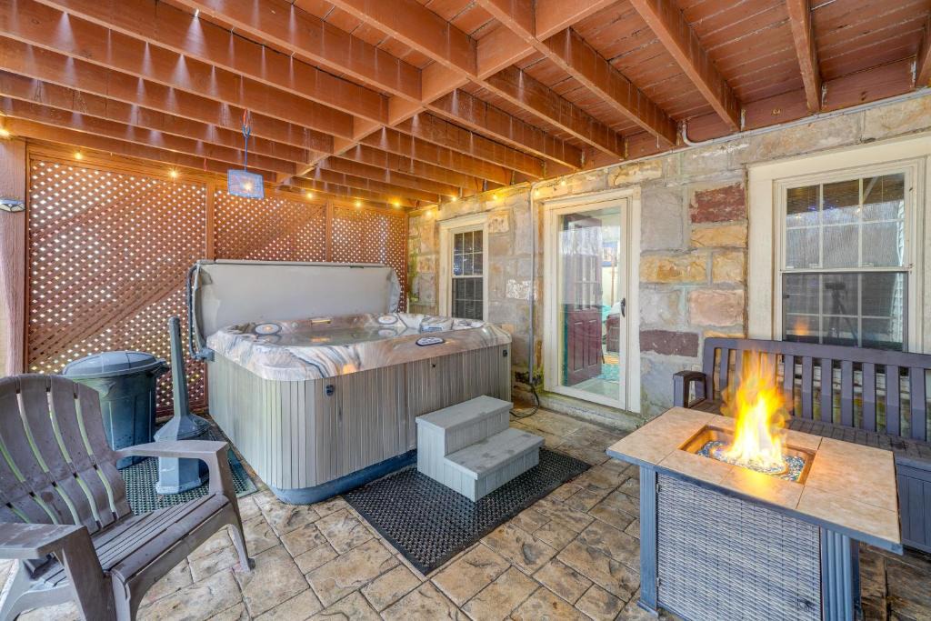 Beckley Apartment | Beckley Studio w/Private Hot Tub & Home Gym!