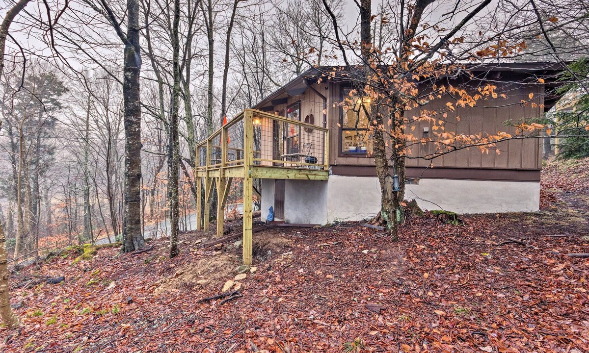 Beech Mountain Cabin | Beech Mountain Ski Escape w/Deck & Mountain Views