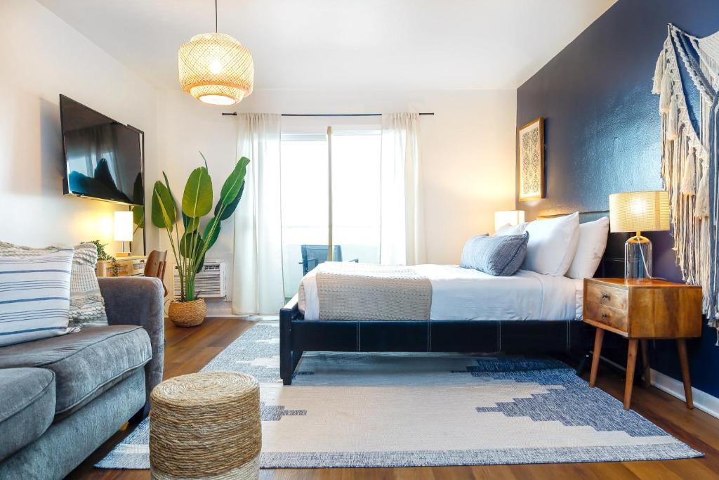 North Bay Village Apartment | Bella Vista - Water views Pool and Parking