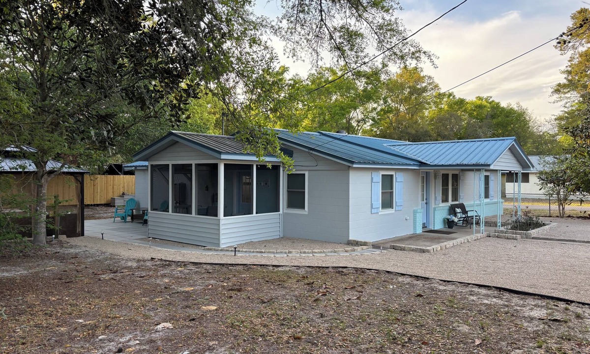 Carrabelle Cottage | Belle By The Bay Charming 3-bedroom cottage with AC in quaint town of Carrabelle