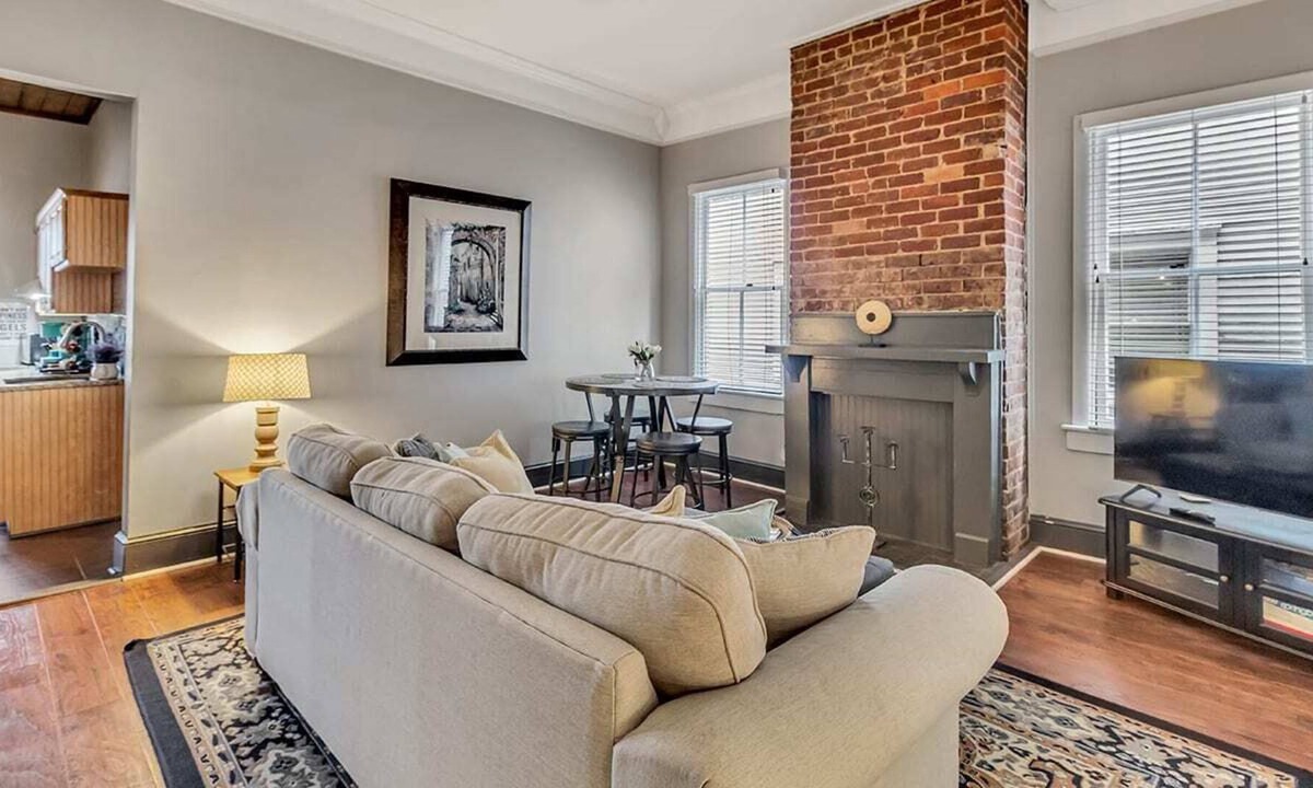 Savannah Victorian District Apartment | Belle's Haven at 320 W Park Inn |Downtown Savannah | Private screened porch and