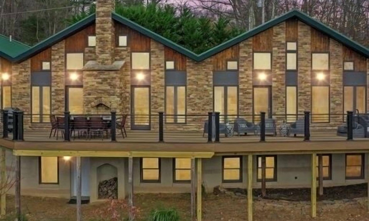 Berkeley Springs House | 🏞️ Berkeley Springs Luxury Cabin ✨ Hot Tub w Views ♨️ Fire Pit 🔥 Pool Table 🎱