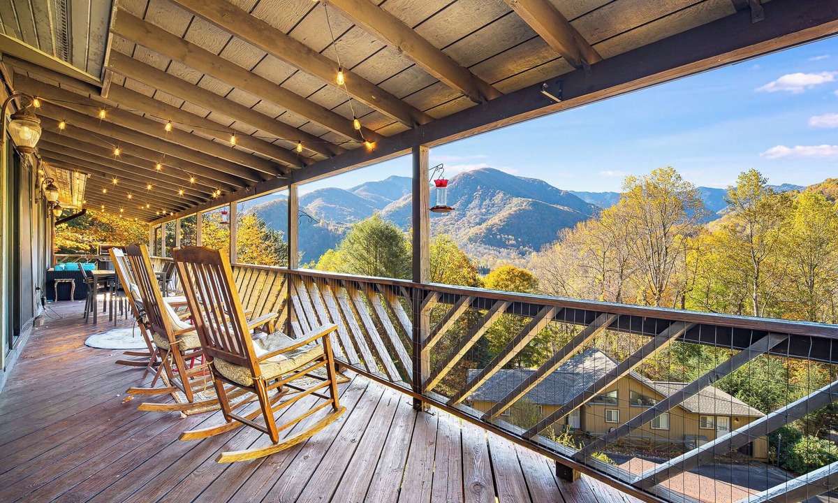 Valley Creek Run Cottage | Best Location - Maggie Valley Cabin w/Hot Tub!