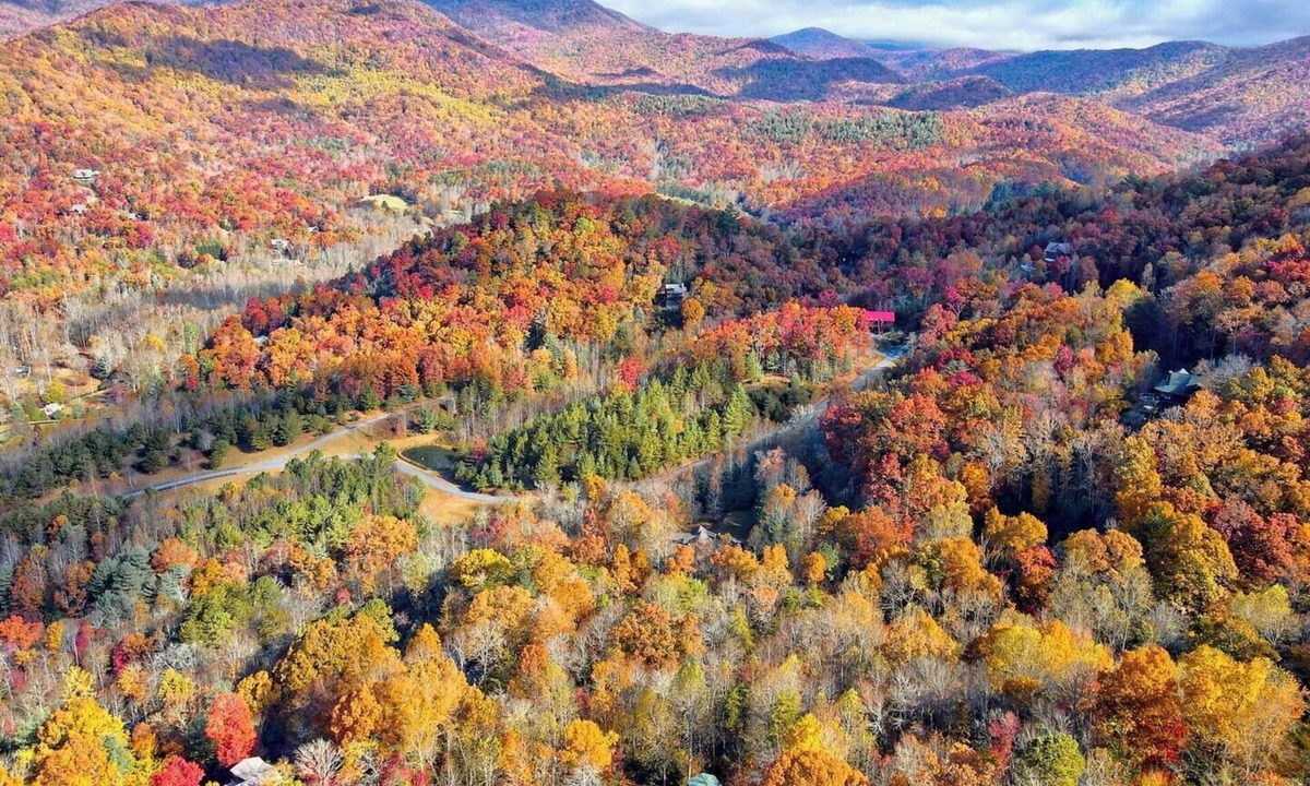 Hiawassee Cabin | Black Bear Cabin by Chatuge Home Concierge | Hot Tub · Pool Table