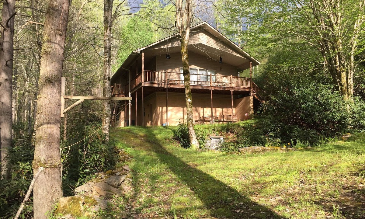 Barnardsville House | Black Bear cabin by the creek