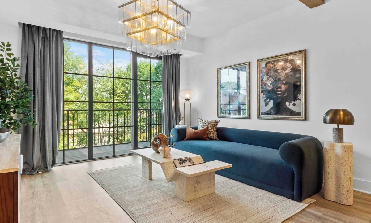 Castleberry Hill Apartment | Bleau Vine Suite Minutes away from Mercedes Benz