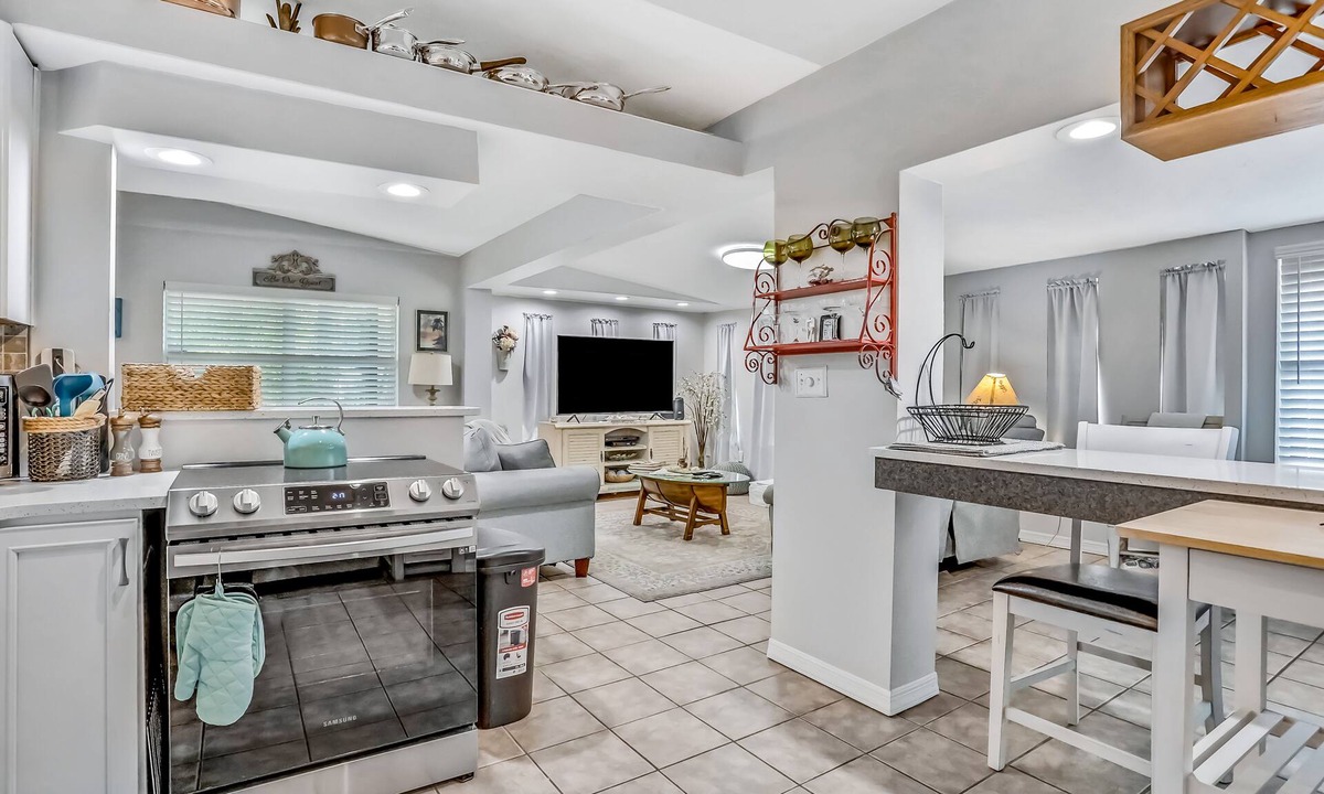 Greater Pinellas Point House | Blooming oasis near the ocean with a hot tub, adult bikes & grill - dog-friendly