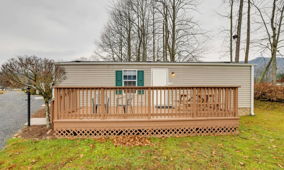 Waynesville House | Blue Ridge Mtns Group Getaway w/Hot Tub Access