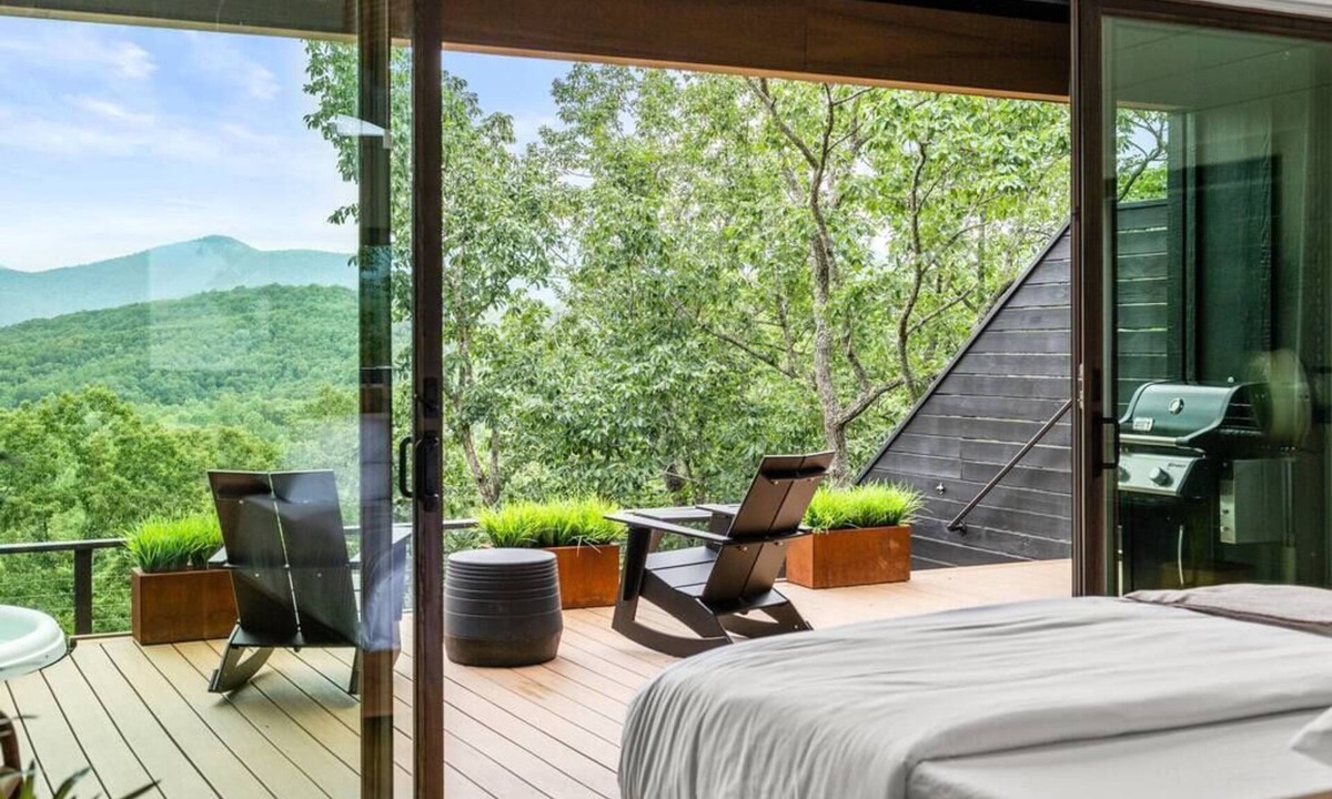 Dahlonega Cabin | Blue Spruce, Alpine Cabin -Views! Outdoor shower, hot tub, more!