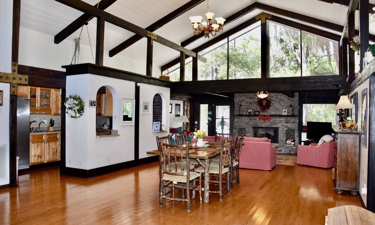 Homosassa House | BlueMoon lodge. Resort style getaway on the water. Close to everything 40 acre.