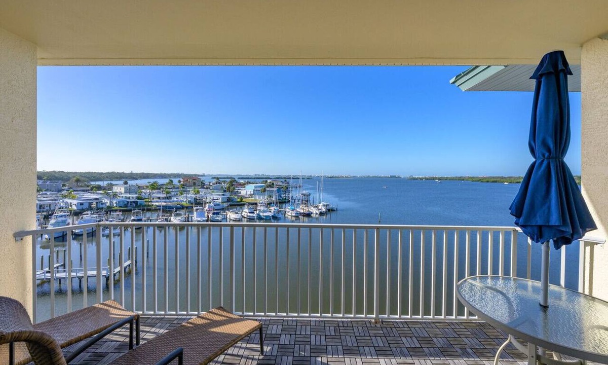 St. Petersburg Condo | Boca Ciega Bay Resort – Top Floor Waterfront Condo with Bay Views