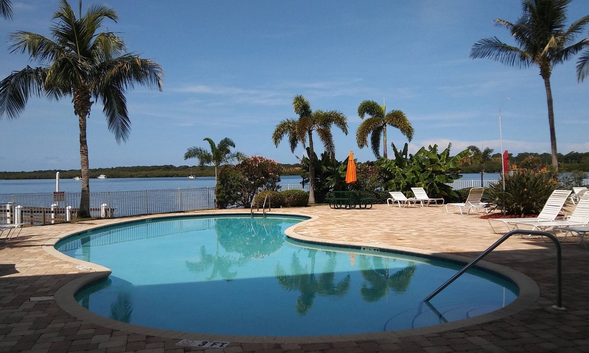 St. Petersburg Resort | Boca Ciega Resort & Marina, Doc Ford's Bar & Restaurant! Less than 2 miles to VA