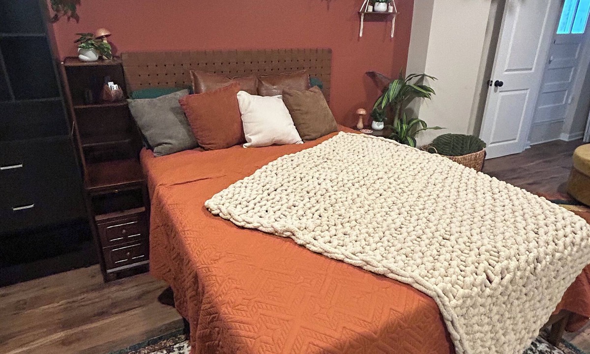 Downtown Baltimore Apartment | Boho Chic Parkside Retreat- 1 Bed Studio. Miles of hiking and water sights!