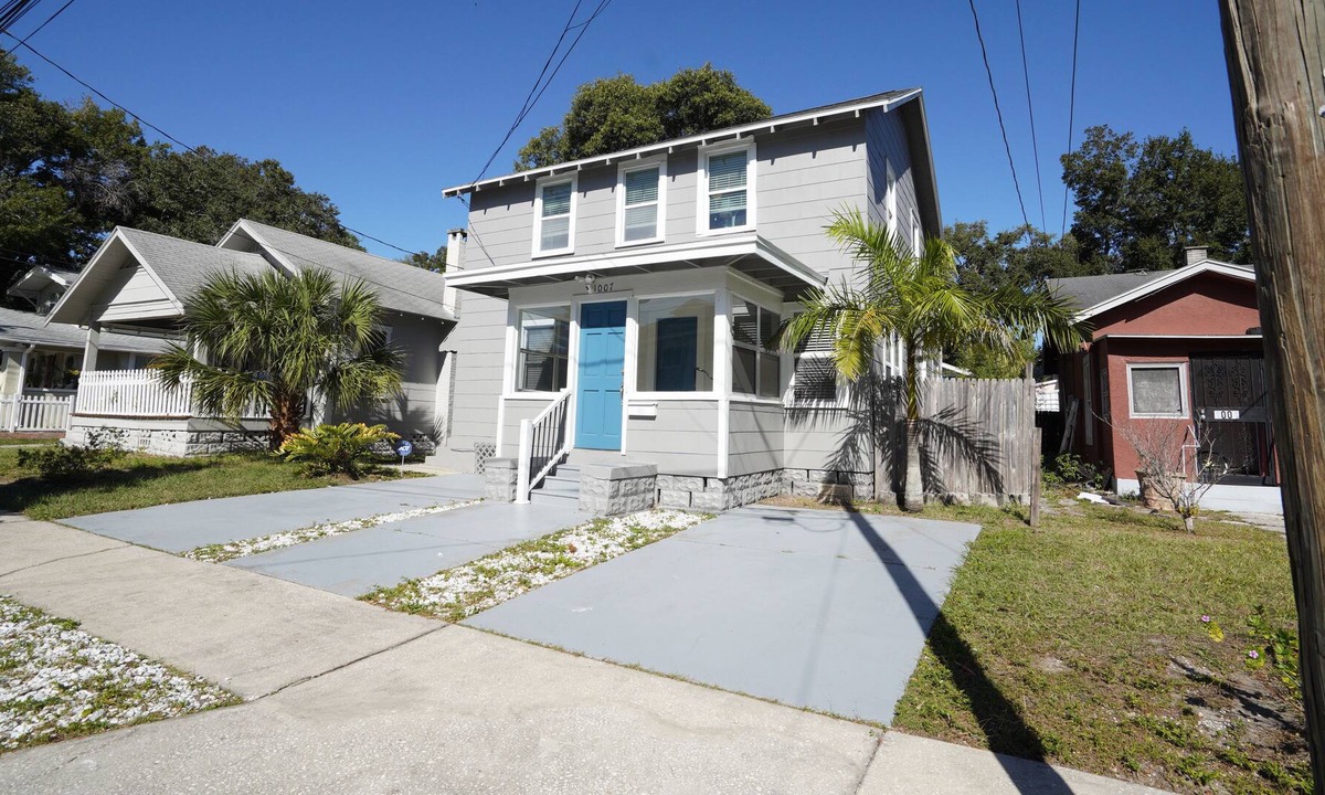 Crescent Lake House | ☀️ Boho House ☀️ near Downtown 🌴 Spacious, Bright 🌴 Patio, Grill, Free Parking