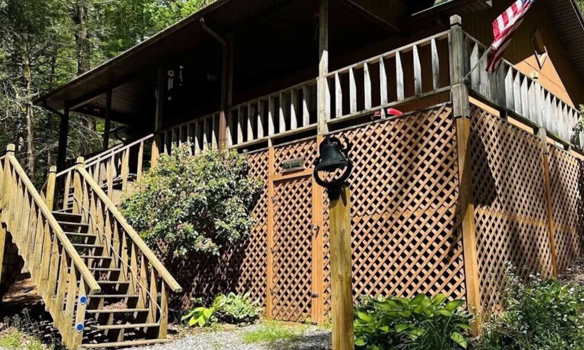 Blairsville Cabin | Bonnie Cabin close to Helton Creek Falls and Blood Mountain