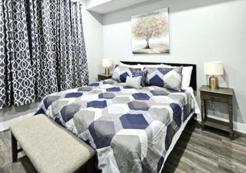 Newbold House | Book Now! See Tame Impala Live! KingBed & Hot Tub