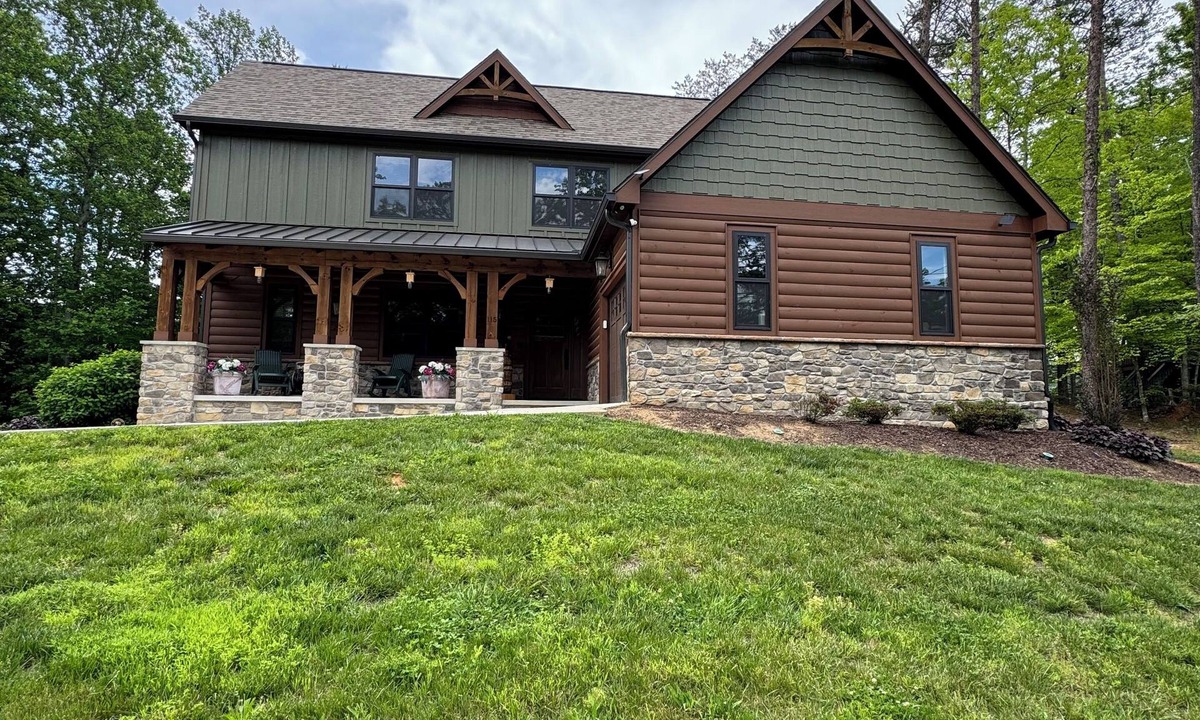 Townsend Cabin | Bourbon Bear ~ A Luxury Cabin ~ Rustic, Charming & Cozy in the Heart of Townsend