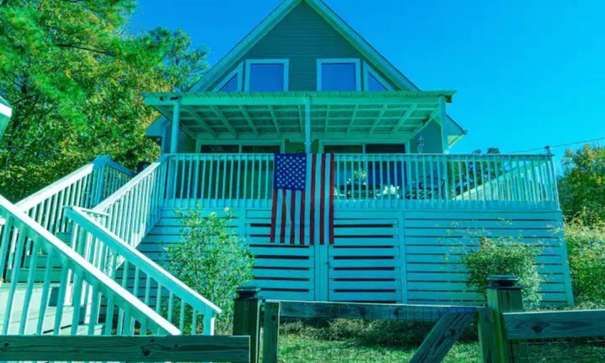 Hardwick House | ‘Bout Time Vacation - Pet Friendly - Amazing Hot Jacuzzi and Spa Room - Elegant