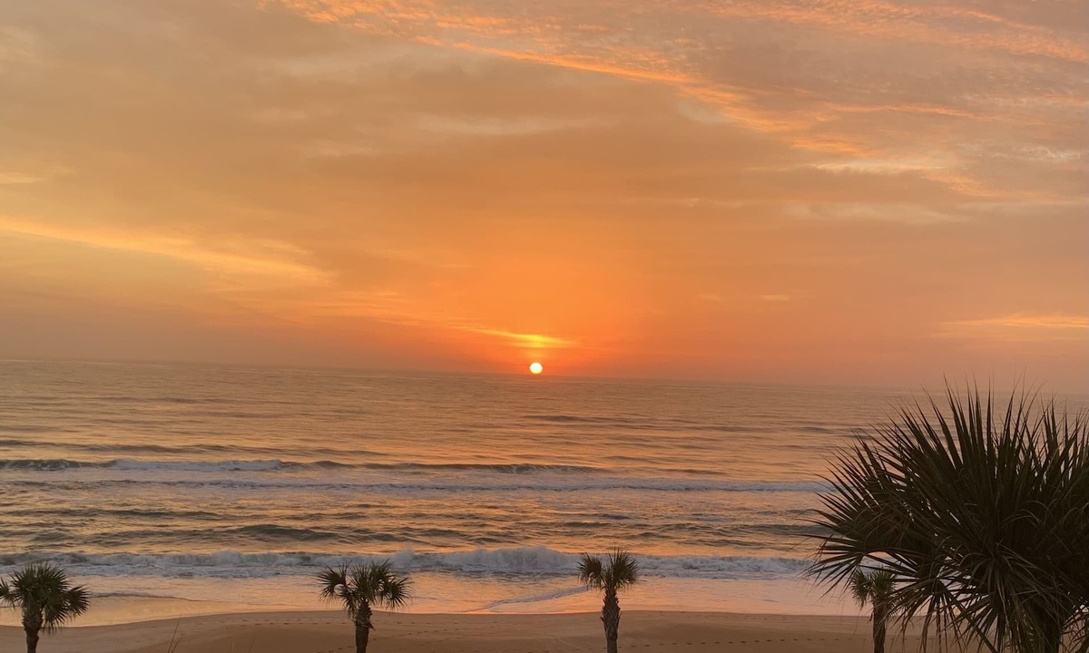 Glenwood Condo | BOUTIQUE OCEANFRONT PENTHOUSE CHARM