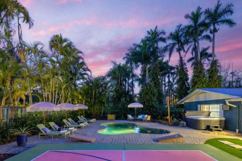 River District House | Bradenton Beach Club Poolside Estate Bunkroom