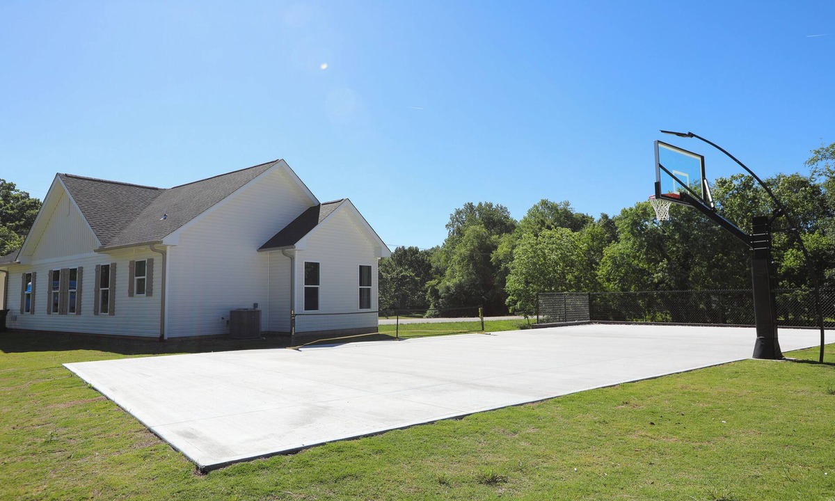 Greer House | Brand new Lux 3 BR Downtown Gem! Pickleball/BB Ct