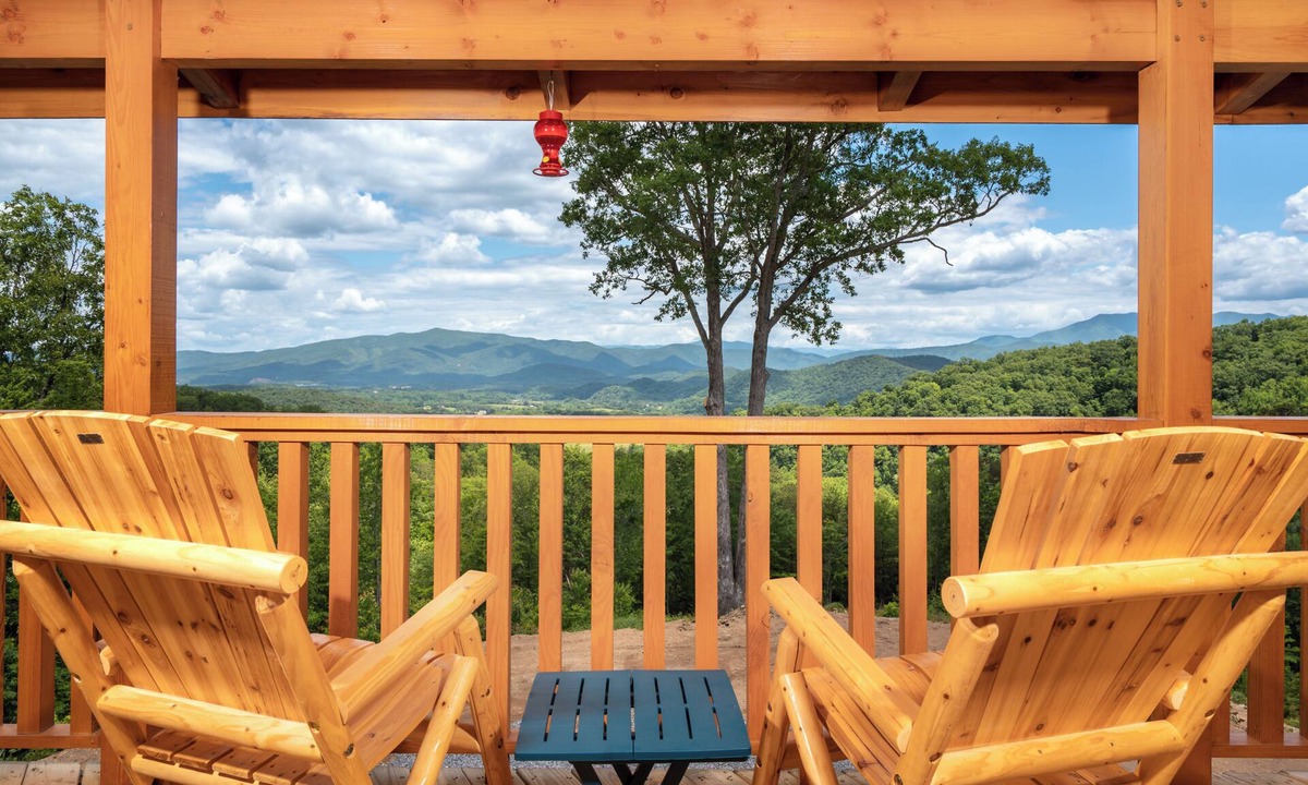 Cosby Cabin | BRAND NEW, STUNNING MOUNTAIN VIEWS, AMENITIES JUST FOR YOU! NEAR NATIONAL PARK!