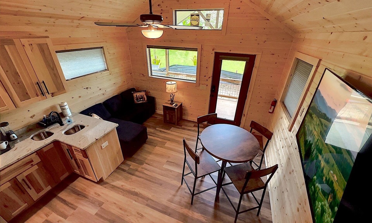 Hiawassee Cottage | ★Brand New★ Tiny Cabin in Downtown Hiawassee on the LAKE!