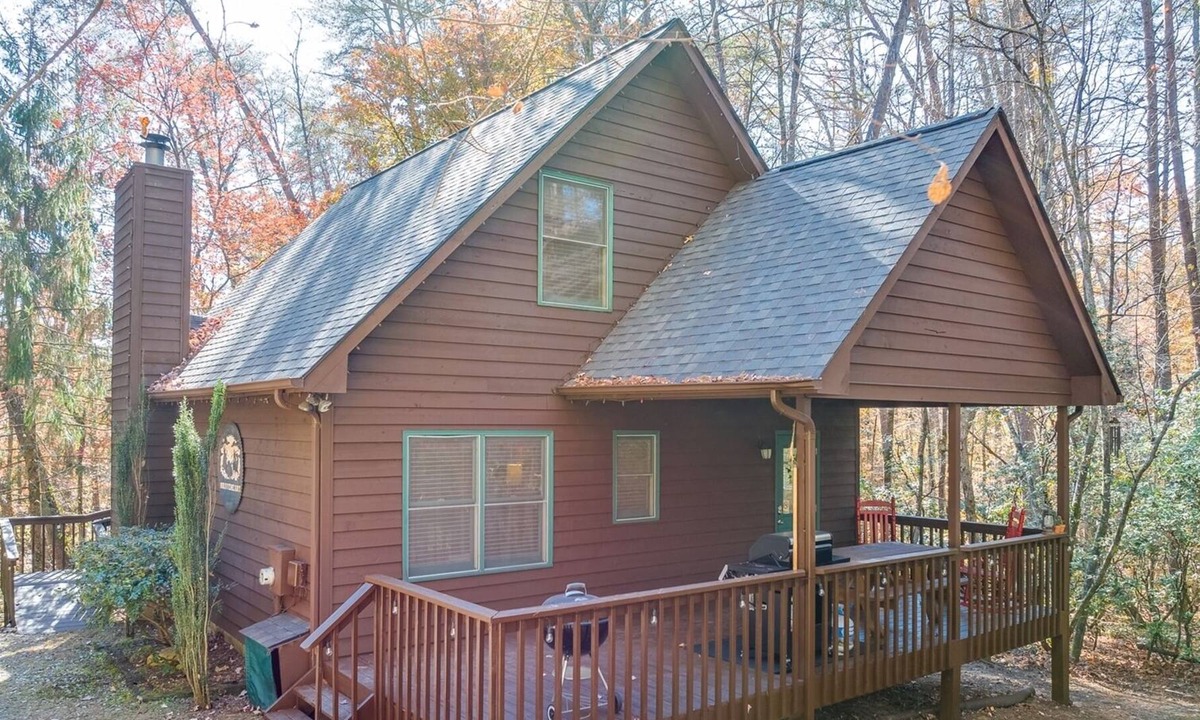 Sautee Nacoochee House | Braveheart Cabin- Cozy, large cabin w/ balcony & hot tub, walk-in shower