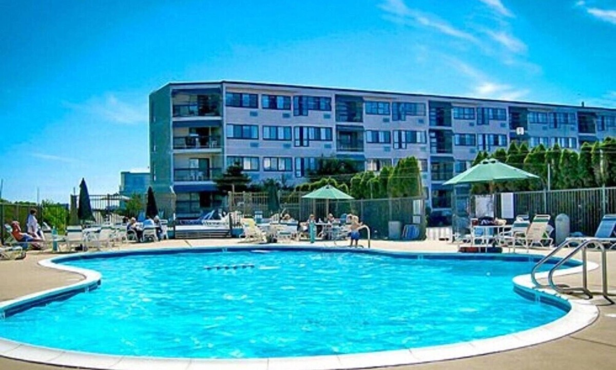 Southend Condo | Breathtaking 2BR Jersey Shore Condo with Pool & Amenities