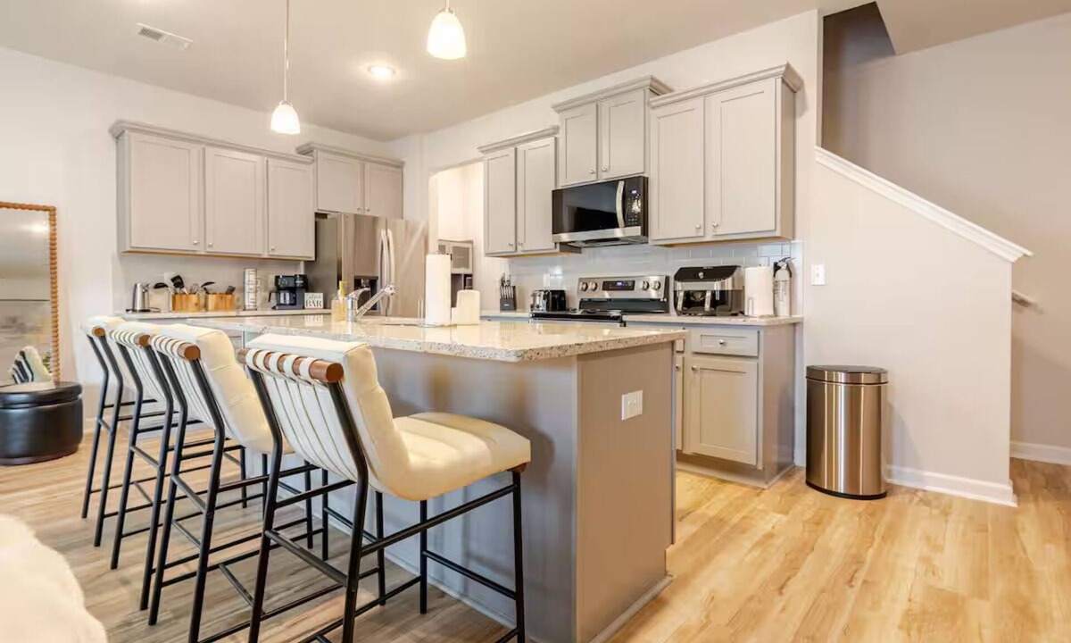 Union City House | Breathtaking 4Bd Townhome, 12 Mins from Airport, 25 Mins from World Cup Stadium!