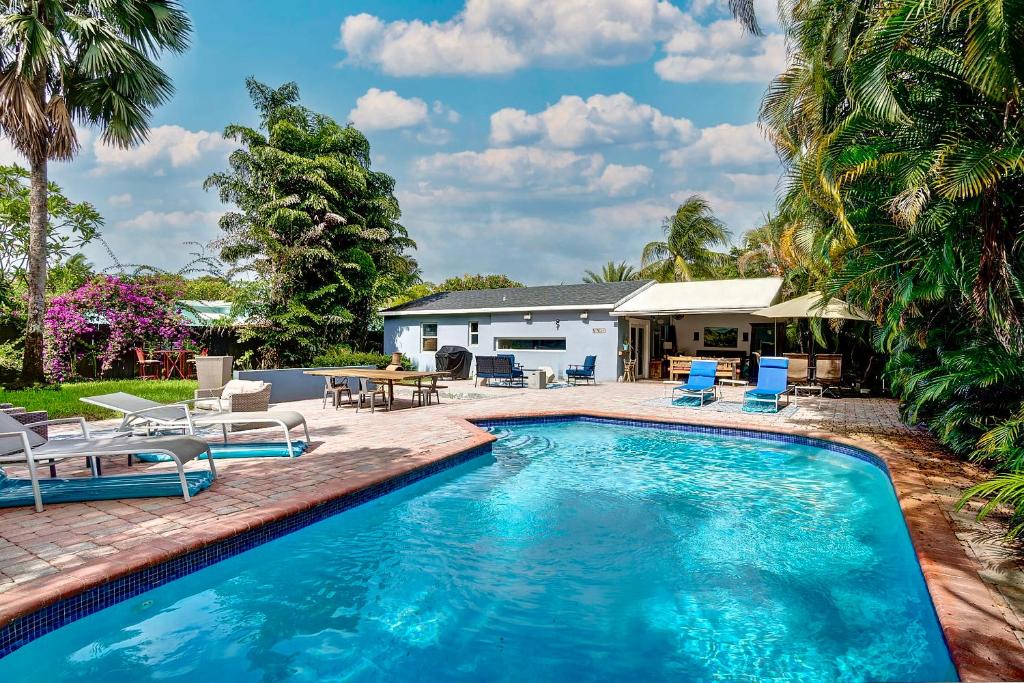South Middle River House | Breathtaking House and Backyard Near Wilton Manors
