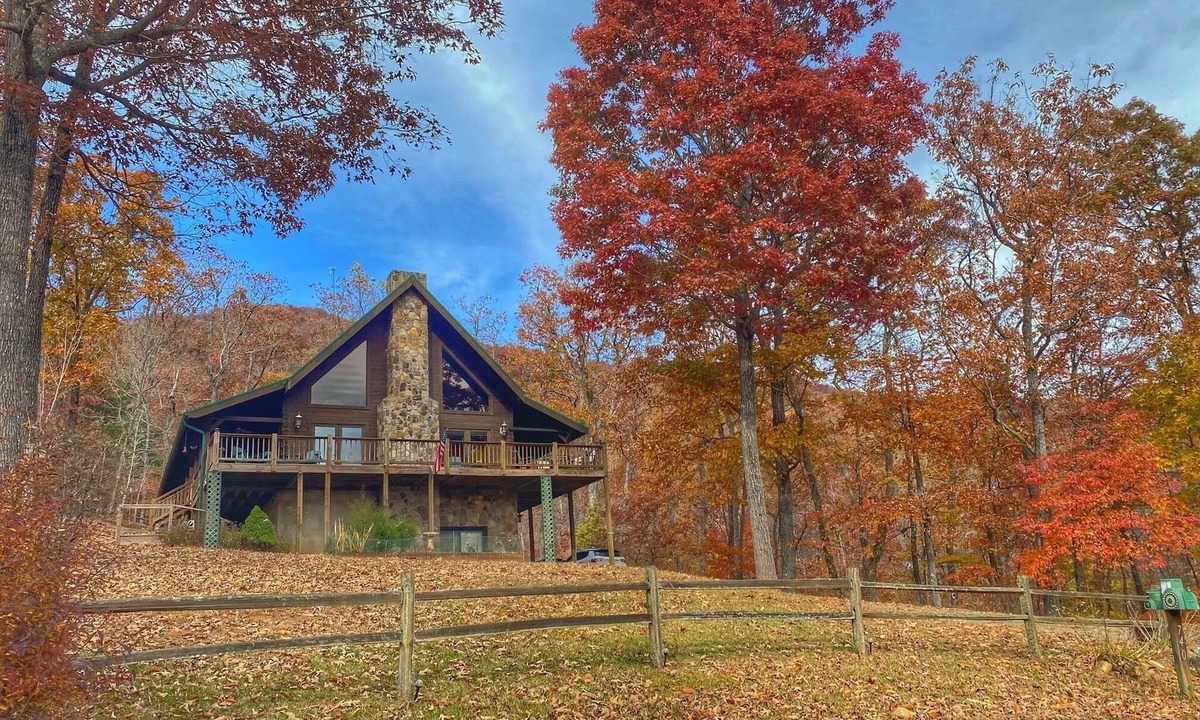Hiawassee House | Breathtaking mountain views with 3 master suites, a hot tub + detached game room
