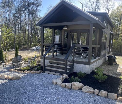 Tracy City House | Breathtaking Tiny House Settled Between Trees in Tracy City, Tennessee