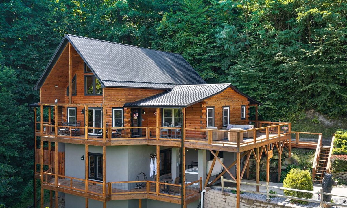 Maggie Valley Cabin | Breathtaking Views! Fast WiFi, Pool Table, Hot Tub, lvl 2 EV Charger, Fire Pit!