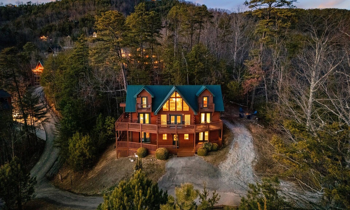 Sevierville Cabin | Breathtaking views, hot tub, game room, fire pit—and that secluded feeling♡