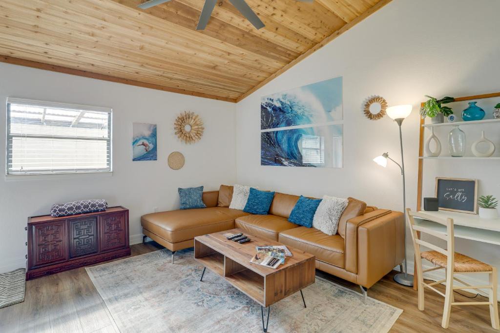 Port Canaveral House | Breezy Cape Canaveral Townhome about 1 Mi to Beach!