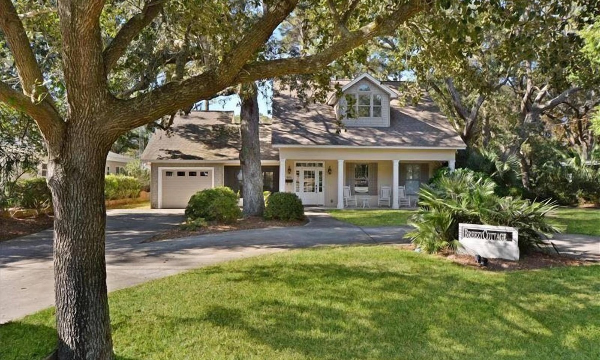 Jekyll Island House | Breezy Cottage just a short stroll from the beach.