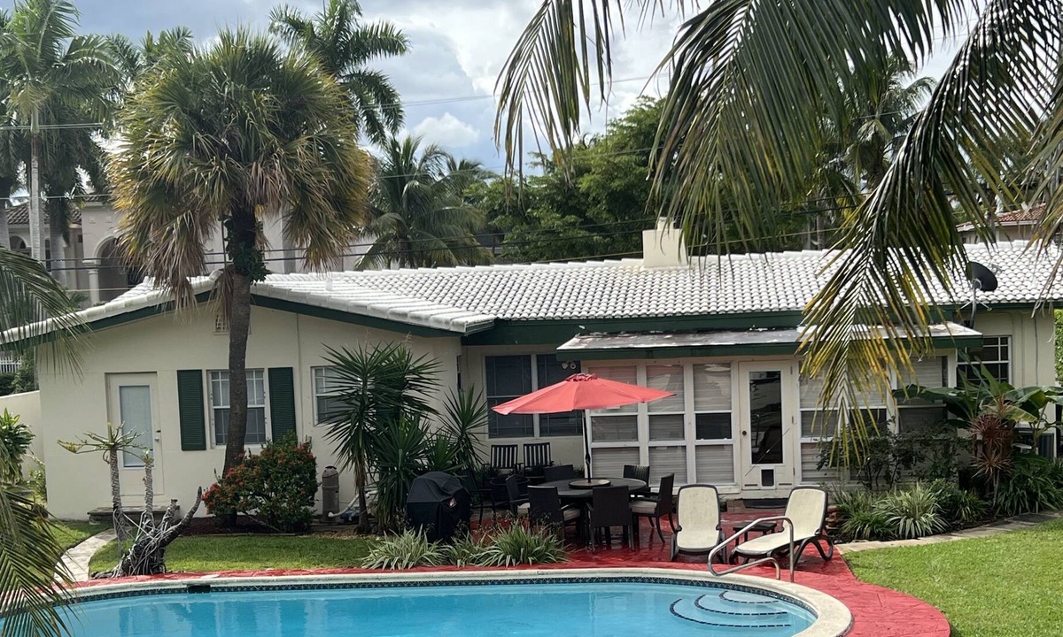 Dollar Nhbrhd | Seven Isles