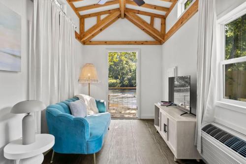 Sylva Apartment | Breezy - Riverfront Tiny Home, King Bed, and Deck!