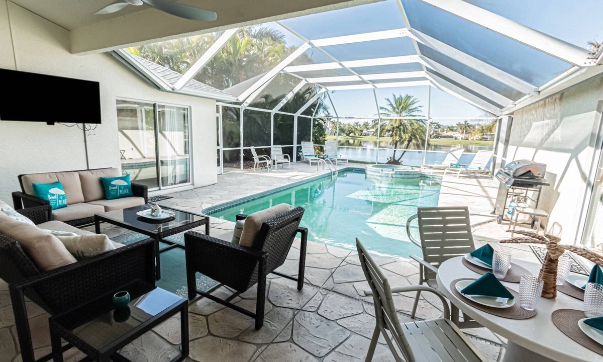 Central Naples House | Briarwood: Updated Heated Pool/Spa Home w/Lake Views from Lanai & Living Room!