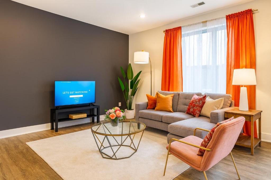 Kensington Apartment | Bright 2BR Apt ,Queen Bed ,Wi-Fi , WD,Sleeps4