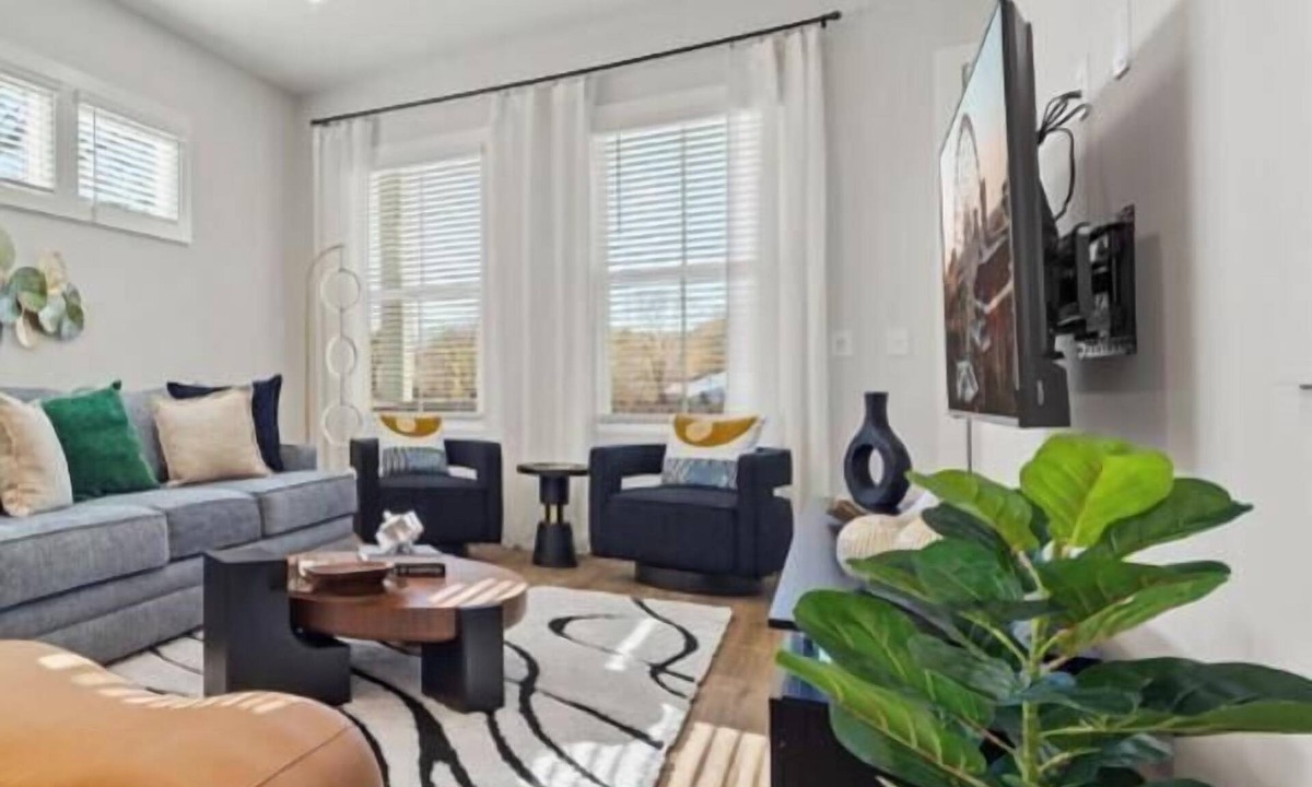 East Side House | Bright 3BR end-unit w/balcony + near Beltline & DT, Sleeps 5