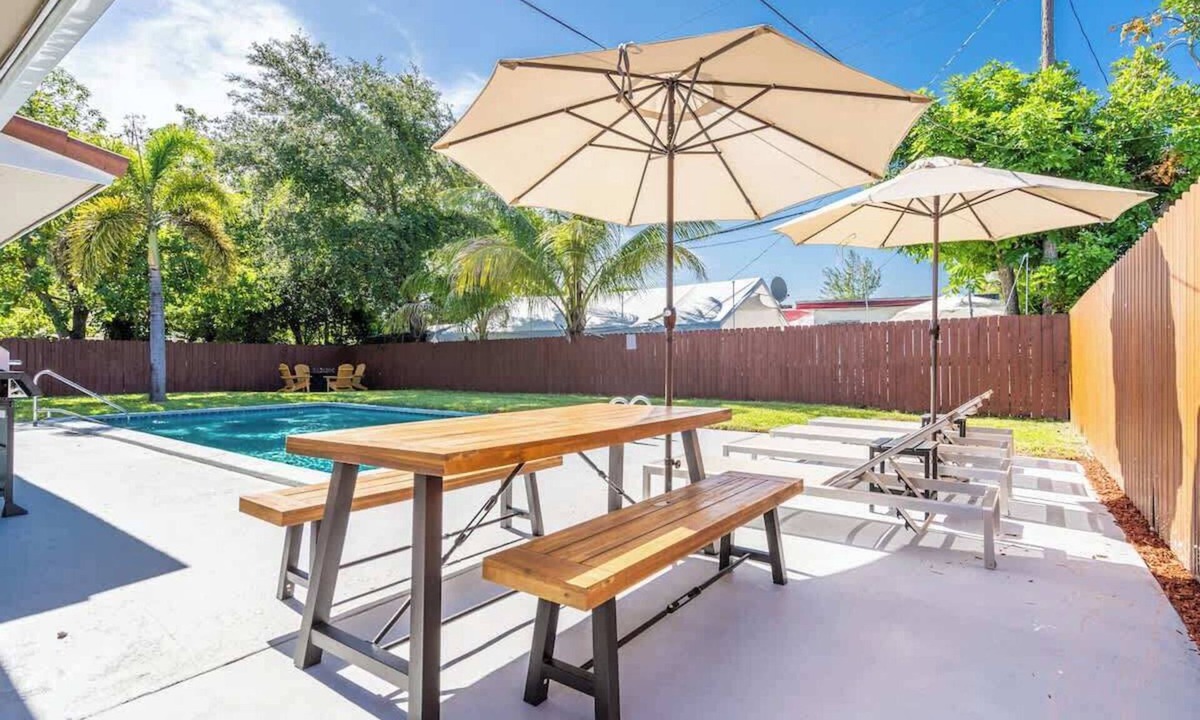 West Hollywood House | Bright 3BR Home Private Pool, 18 mins to Ocean