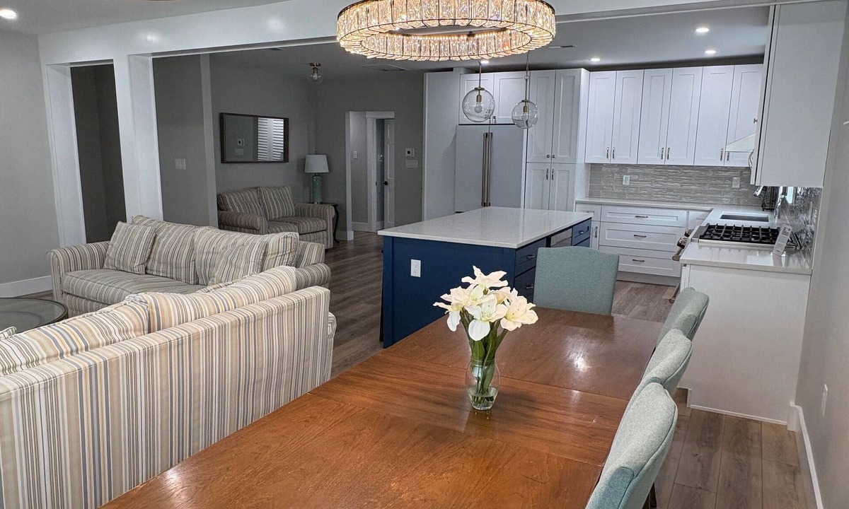 North End Condo | Bright and Spacious Beach Block Condo! Recently renovated 3 BR Sleeps 8!